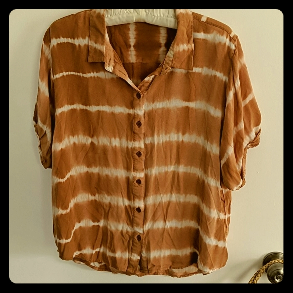 Tan tye dye button down tee
